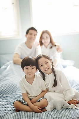 포토 JPG 주간 전신 라이프스타일 여자 남자 딸 아들 어린이 가족 모션 엄마 휴식 실내 남매 미소 사람 앉기 동양인 소녀 소년 여러명 성인 앞모습 아웃포커스 30대 화목 침실 한국인 침대 가족라이프 아빠 국내포토 자연요소 뷰포인트 가구 다수 컨셉 관계 촬영기법 표정 인종 내부 생활 장년 파일형식