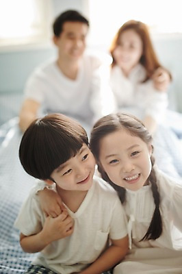 포토 JPG 주간 라이프스타일 여자 남자 딸 아들 어린이 가족 모션 엄마 어깨동무 휴식 실내 남매 미소 사람 앉기 동양인 소녀 소년 여러명 상반신 성인 앞모습 아웃포커스 30대 화목 침실 한국인 침대 가족라이프 아빠 국내포토 자연요소 뷰포인트 포즈 가구 다수 컨셉 관계 촬영기법 표정 인종 내부 생활 장년 파일형식