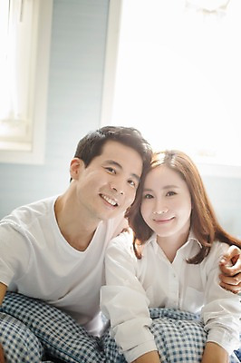 포토 JPG 주간 라이프스타일 부부 여자 남자 모션 엄마 어깨동무 휴식 실내 미소 사람 앉기 동양인 상반신 성인 두명 앞모습 30대 화목 침실 한국인 침대 가족라이프 아빠 장년만 성인만 국내포토 자연요소 커플 뷰포인트 포즈 가구 컨셉 가족 표정 인종 내부 생활 장년 파일형식