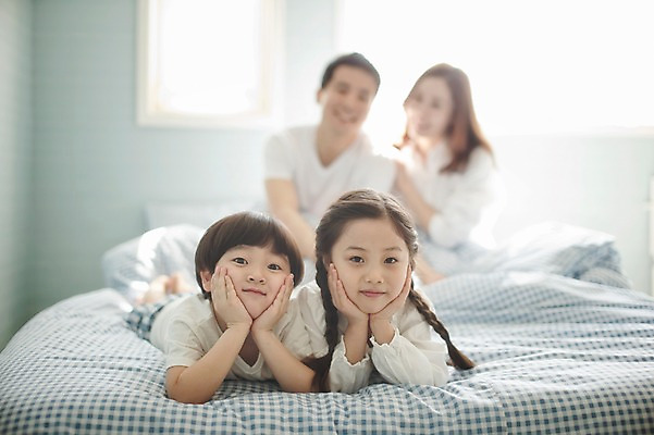 포토 JPG 주간 라이프스타일 여자 남자 딸 아들 어린이 엎드리기 가족 모션 엄마 휴식 실내 남매 미소 사람 동양인 소녀 소년 여러명 상반신 성인 앞모습 아웃포커스 30대 턱괴기 화목 침실 한국인 침대 가족라이프 아빠 국내포토 자연요소 뷰포인트 가구 다수 컨셉 관계 촬영기법 표정 인종 내부 생활 장년 파일형식