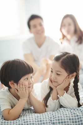 포토 JPG 주간 라이프스타일 여자 남자 딸 아들 어린이 엎드리기 가족 모션 엄마 휴식 실내 남매 미소 사람 동양인 소녀 소년 여러명 상반신 성인 앞모습 아웃포커스 30대 턱괴기 화목 침실 한국인 침대 가족라이프 아빠 국내포토 자연요소 뷰포인트 가구 다수 컨셉 관계 촬영기법 표정 인종 내부 생활 장년 파일형식