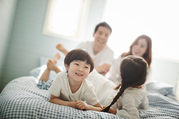 포토 JPG 주간 전신 라이프스타일 여자 남자 딸 아들 어린이 엎드리기 가족 모션 엄마 휴식 실내 남매 미소 사람 동양인 소녀 소년 여러명 성인 앞모습 아웃포커스 30대 화목 침실 한국인 침대 가족라이프 아빠 국내포토 자연요소 뷰포인트 가구 다수 컨셉 관계 촬영기법 표정 인종 내부 생활 장년 파일형식