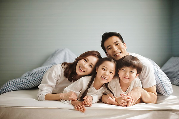 포토 JPG 라이프스타일 여자 남자 딸 아들 어린이 엎드리기 가족 모션 엄마 휴식 실내 남매 미소 사람 동양인 소녀 소년 여러명 상반신 성인 앞모습 30대 화목 침실 이불 한국인 침대 가족라이프 아빠 국내포토 뷰포인트 가구 다수 컨셉 관계 침구 표정 인종 내부 생활 장년 파일형식
