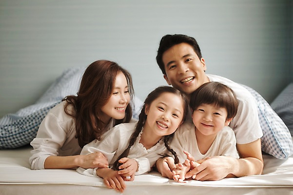 포토 JPG 라이프스타일 여자 남자 딸 아들 어린이 엎드리기 가족 모션 엄마 휴식 실내 남매 미소 사람 동양인 소녀 소년 여러명 상반신 성인 앞모습 30대 화목 침실 이불 한국인 침대 가족라이프 아빠 국내포토 뷰포인트 가구 다수 컨셉 관계 침구 표정 인종 내부 생활 장년 파일형식