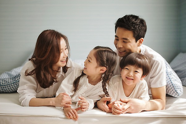 포토 JPG 라이프스타일 여자 남자 딸 아들 어린이 엎드리기 가족 모션 엄마 휴식 실내 남매 미소 사람 동양인 소녀 소년 여러명 상반신 성인 앞모습 30대 화목 침실 한국인 침대 가족라이프 아빠 국내포토 뷰포인트 가구 다수 컨셉 관계 표정 인종 내부 생활 장년 파일형식