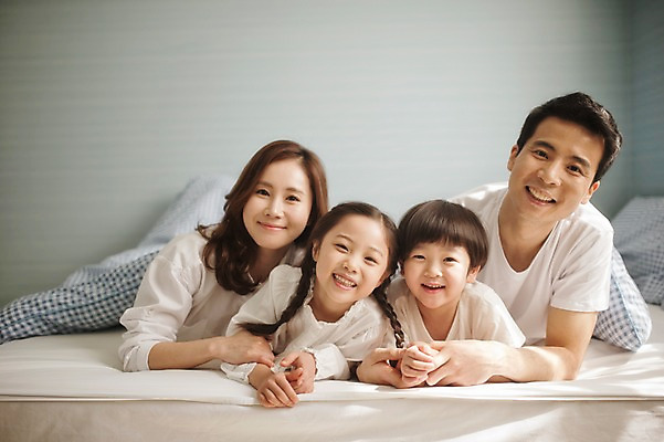 포토 JPG 라이프스타일 여자 남자 딸 아들 어린이 엎드리기 가족 모션 엄마 휴식 실내 남매 미소 사람 동양인 소녀 소년 여러명 상반신 성인 앞모습 30대 화목 침실 이불 한국인 침대 가족라이프 아빠 국내포토 뷰포인트 가구 다수 컨셉 관계 침구 표정 인종 내부 생활 장년 파일형식