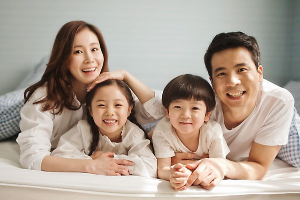 포토 JPG 라이프스타일 여자 남자 딸 아들 어린이 엎드리기 가족 모션 엄마 휴식 실내 미소 사람 동양인 소녀 소년 여러명 상반신 성인 앞모습 30대 화목 침실 이불 한국인 침대 가족라이프 아빠 국내포토 뷰포인트 가구 다수 컨셉 관계 침구 표정 인종 내부 생활 장년 파일형식