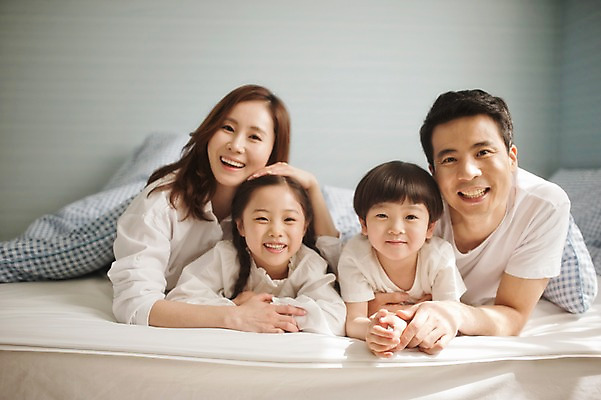 포토 JPG 라이프스타일 여자 남자 딸 아들 어린이 엎드리기 가족 모션 엄마 휴식 실내 남매 미소 사람 동양인 소녀 소년 여러명 상반신 성인 앞모습 30대 화목 침실 이불 한국인 침대 가족라이프 아빠 국내포토 뷰포인트 가구 다수 컨셉 관계 침구 표정 인종 내부 생활 장년 파일형식