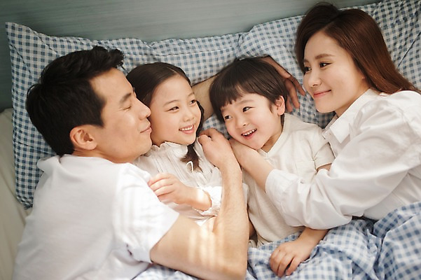 포토 JPG 라이프스타일 여자 남자 딸 아들 어린이 가족 모션 엄마 휴식 실내 남매 미소 사람 동양인 소녀 소년 여러명 상반신 성인 앞모습 30대 하이앵글 눕기 화목 침실 이불 한국인 침대 가족라이프 아빠 국내포토 뷰포인트 가구 다수 컨셉 관계 침구 표정 인종 내부 생활 장년 파일형식