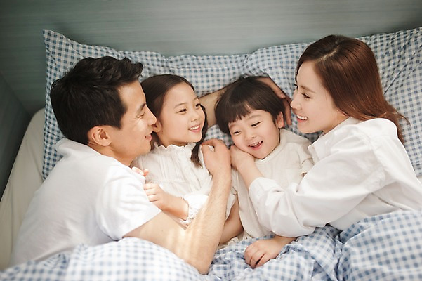 포토 JPG 라이프스타일 여자 남자 딸 아들 어린이 가족 모션 엄마 휴식 실내 남매 미소 사람 동양인 소녀 소년 여러명 상반신 성인 앞모습 30대 하이앵글 눕기 화목 침실 이불 한국인 침대 가족라이프 아빠 국내포토 뷰포인트 가구 다수 컨셉 관계 침구 표정 인종 내부 생활 장년 파일형식