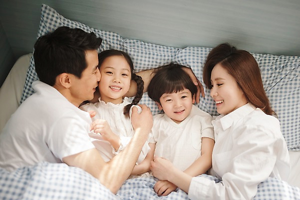 포토 JPG 라이프스타일 여자 남자 딸 아들 어린이 가족 베개 모션 엄마 휴식 실내 남매 미소 사람 동양인 소녀 소년 여러명 상반신 성인 앞모습 30대 하이앵글 눕기 화목 침실 이불 한국인 침대 가족라이프 아빠 국내포토 뷰포인트 가구 다수 컨셉 관계 침구 표정 인종 내부 생활 장년 파일형식