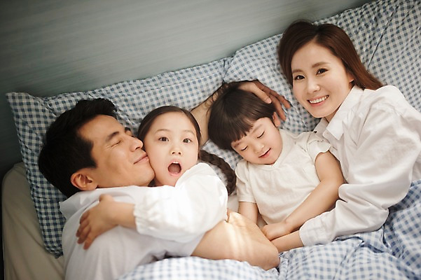 포토 JPG 라이프스타일 여자 남자 딸 아들 어린이 가족 안기 모션 엄마 휴식 실내 남매 미소 사람 동양인 소녀 소년 여러명 상반신 성인 앞모습 옆모습 30대 하이앵글 눕기 화목 침실 이불 한국인 침대 가족라이프 아빠 국내포토 뷰포인트 가구 다수 컨셉 관계 침구 표정 인종 내부 생활 장년 파일형식