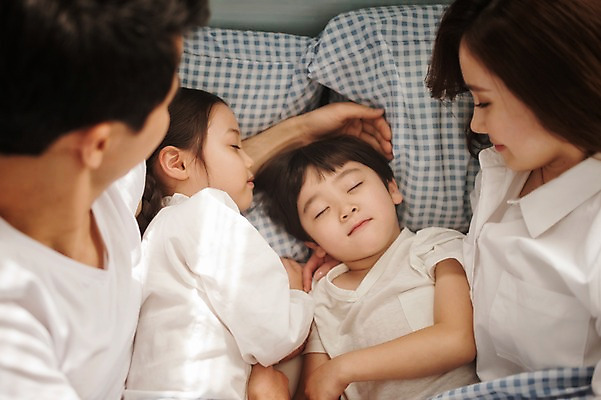 포토 JPG 라이프스타일 여자 남자 딸 아들 어린이 가족 모션 엄마 휴식 실내 남매 사람 동양인 소녀 소년 여러명 상반신 성인 옆모습 30대 하이앵글 눕기 눈감음 화목 침실 이불 한국인 침대 잠 가족라이프 아빠 팔베개 국내포토 뷰포인트 가구 다수 컨셉 관계 침구 인종 내부 생활 장년 파일형식