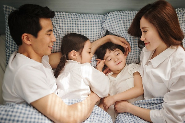 포토 JPG 라이프스타일 여자 남자 딸 아들 어린이 가족 모션 엄마 휴식 실내 남매 미소 사람 동양인 소녀 소년 여러명 상반신 성인 앞모습 옆모습 30대 하이앵글 눕기 눈감음 화목 침실 이불 한국인 침대 잠 가족라이프 아빠 팔베개 국내포토 뷰포인트 가구 다수 컨셉 관계 침구 표정 인종 내부 생활 장년 파일형식