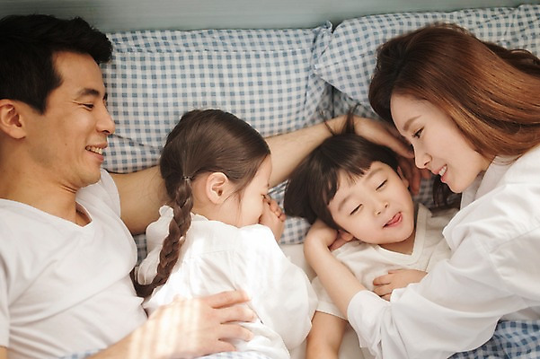 포토 JPG 라이프스타일 여자 남자 딸 아들 어린이 가족 모션 엄마 휴식 실내 남매 미소 사람 동양인 소녀 소년 여러명 상반신 성인 옆모습 30대 눕기 눈감음 화목 침실 한국인 침대 잠 가족라이프 아빠 팔베개 국내포토 뷰포인트 가구 다수 컨셉 관계 표정 인종 내부 생활 장년 파일형식