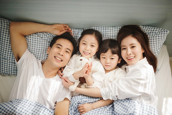 포토 JPG 라이프스타일 여자 남자 딸 아들 어린이 가족 모션 엄마 휴식 실내 남매 미소 사람 동양인 소녀 소년 여러명 성인 앞모습 30대 하이앵글 눕기 화목 침실 이불 한국인 침대 가족라이프 아빠 국내포토 뷰포인트 가구 다수 컨셉 관계 침구 표정 인종 내부 생활 장년 파일형식