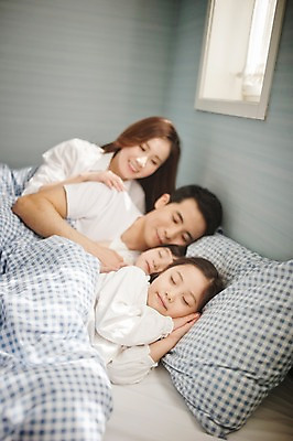 포토 JPG 주간 라이프스타일 여자 남자 딸 아들 어린이 가족 베개 모션 엄마 휴식 실내 남매 미소 사람 동양인 소녀 소년 여러명 상반신 성인 앞모습 30대 눕기 눈감음 화목 침실 한국인 침대 잠 가족라이프 아빠 국내포토 자연요소 뷰포인트 가구 다수 컨셉 관계 침구 표정 인종 내부 생활 장년 파일형식
