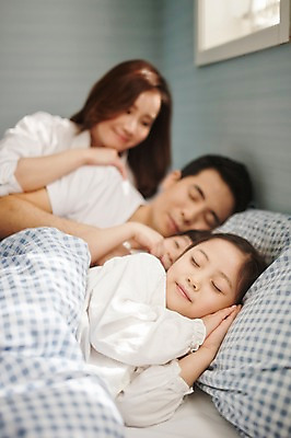 포토 JPG 주간 라이프스타일 여자 남자 딸 아들 어린이 가족 베개 모션 엄마 휴식 실내 남매 미소 사람 동양인 소녀 소년 여러명 상반신 성인 앞모습 30대 눕기 눈감음 화목 침실 한국인 침대 잠 가족라이프 아빠 국내포토 자연요소 뷰포인트 가구 다수 컨셉 관계 침구 표정 인종 내부 생활 장년 파일형식