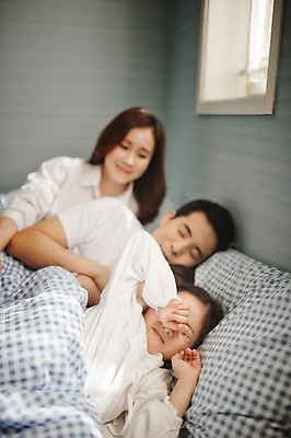 포토 JPG 주간 라이프스타일 여자 남자 딸 아들 어린이 가족 베개 모션 엄마 휴식 실내 남매 미소 사람 동양인 소녀 소년 여러명 상반신 성인 앞모습 30대 눕기 눈감음 화목 침실 한국인 침대 잠 가족라이프 아빠 국내포토 자연요소 뷰포인트 가구 다수 컨셉 관계 침구 표정 인종 내부 생활 장년 파일형식