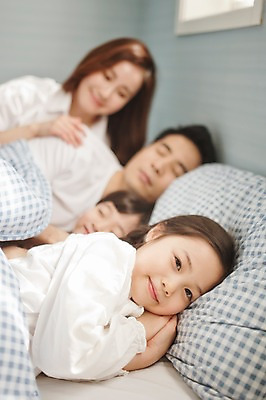 포토 JPG 라이프스타일 여자 남자 딸 아들 어린이 가족 모션 엄마 휴식 실내 남매 미소 사람 동양인 소녀 소년 여러명 상반신 성인 앞모습 30대 눕기 눈감음 화목 침실 한국인 침대 잠 가족라이프 아빠 국내포토 뷰포인트 가구 다수 컨셉 관계 표정 인종 내부 생활 장년 파일형식