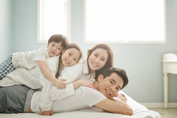 포토 JPG 주간 라이프스타일 여자 남자 딸 아들 어린이 엎드리기 창문 가족 모션 놀이 엄마 휴식 실내 남매 미소 사람 동양인 소녀 소년 여러명 성인 옆모습 30대 화목 침실 한국인 침대 가족라이프 아빠 국내포토 자연요소 뷰포인트 가구 다수 컨셉 관계 표정 인종 내부 생활 장년 파일형식