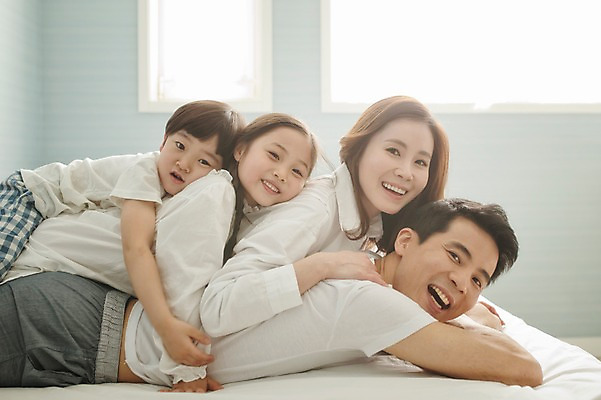 포토 JPG 주간 라이프스타일 여자 남자 딸 아들 어린이 엎드리기 가족 모션 놀이 엄마 휴식 실내 남매 미소 사람 동양인 소녀 소년 여러명 상반신 성인 옆모습 30대 화목 침실 한국인 침대 가족라이프 아빠 국내포토 자연요소 뷰포인트 가구 다수 컨셉 관계 표정 인종 내부 생활 장년 파일형식