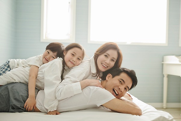 포토 JPG 주간 라이프스타일 여자 남자 딸 아들 어린이 엎드리기 가족 모션 놀이 엄마 휴식 실내 남매 미소 사람 동양인 소녀 소년 여러명 상반신 성인 옆모습 30대 화목 침실 한국인 침대 가족라이프 아빠 국내포토 자연요소 뷰포인트 가구 다수 컨셉 관계 표정 인종 내부 생활 장년 파일형식