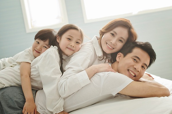 포토 JPG 주간 라이프스타일 여자 남자 딸 아들 어린이 엎드리기 가족 모션 놀이 엄마 휴식 실내 남매 미소 사람 동양인 소녀 소년 여러명 상반신 성인 옆모습 30대 화목 침실 한국인 침대 가족라이프 아빠 국내포토 자연요소 뷰포인트 가구 다수 컨셉 관계 표정 인종 내부 생활 장년 파일형식