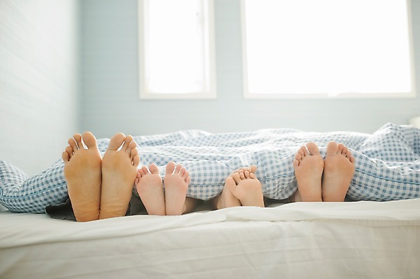 포토 JPG 주간 라이프스타일 여자 남자 딸 아들 어린이 가족 모션 발 엄마 휴식 실내 사람 동양인 여러명 성인 신체부위 30대 눕기 화목 침실 이불 한국인 침대 가족라이프 아빠 발바닥 국내포토 자연요소 가구 다수 컨셉 관계 침구 인종 내부 생활 장년 파일형식