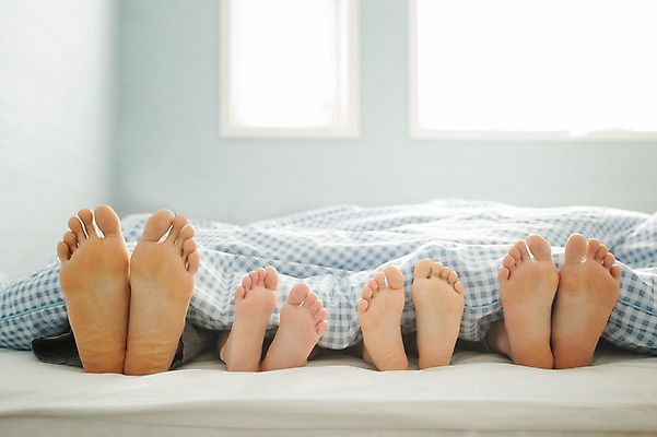 포토 JPG 주간 라이프스타일 여자 남자 딸 아들 어린이 가족 모션 발 엄마 휴식 실내 사람 동양인 여러명 성인 신체부위 30대 화목 침실 이불 한국인 침대 가족라이프 아빠 발바닥 국내포토 자연요소 가구 다수 컨셉 관계 침구 인종 내부 생활 장년 파일형식