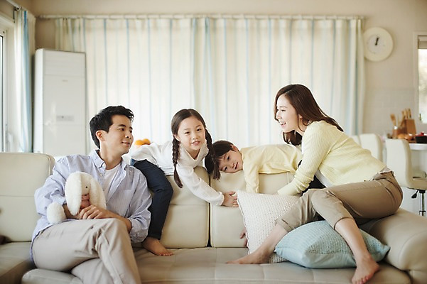 포토 JPG 전신 라이프스타일 여자 남자 딸 아들 어린이 인형 거실 장난 가족 모션 엄마 휴식 실내 남매 들기 사람 앉기 동양인 여러명 성인 앞모습 옆모습 30대 소파 화목 한국인 가족라이프 커튼 아빠 국내포토 뷰포인트 다수 컨셉 의자 관계 인종 내부 생활 장년 파일형식