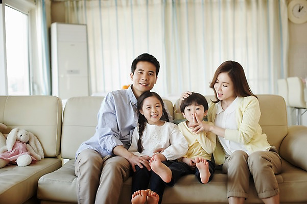 포토 JPG 전신 라이프스타일 여자 남자 딸 아들 어린이 인형 거실 장난 가족 모션 엄마 휴식 실내 남매 미소 사람 앉기 동양인 여러명 상반신 성인 앞모습 30대 소파 화목 한국인 가족라이프 커튼 아빠 토끼인형 국내포토 뷰포인트 다수 컨셉 의자 관계 표정 인종 내부 생활 장년 토끼 파일형식