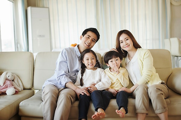 포토 JPG 전신 라이프스타일 여자 남자 딸 아들 어린이 거실 가족 모션 엄마 휴식 실내 남매 미소 사람 앉기 동양인 여러명 상반신 성인 앞모습 30대 소파 화목 한국인 가족라이프 아빠 국내포토 뷰포인트 다수 컨셉 의자 관계 표정 인종 내부 생활 장년 파일형식