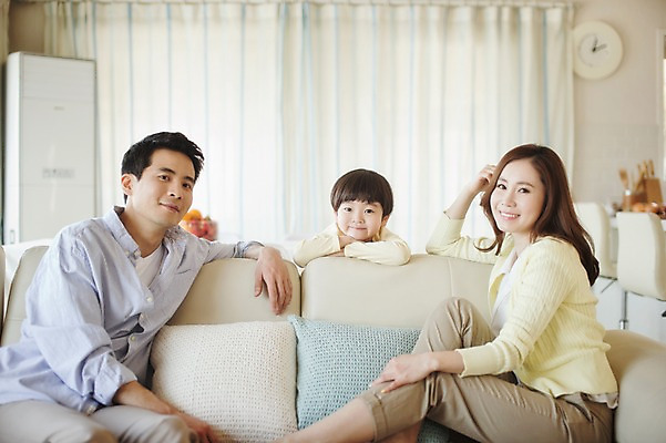 포토 JPG 라이프스타일 여자 남자 아들 어린이 쿠션 거실 가족 모션 엄마 휴식 실내 서기 미소 사람 앉기 동양인 손짓 상반신 성인 앞모습 옆모습 세명 30대 소파 화목 한국인 가족라이프 커튼 아빠 에어컨 국내포토 뷰포인트 컨셉 의자 관계 표정 인종 내부 생활 장년 가전제품 파일형식