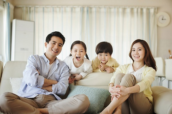 포토 JPG 라이프스타일 여자 남자 딸 아들 어린이 쿠션 거실 가족 모션 엄마 휴식 실내 남매 미소 사람 앉기 동양인 여러명 상반신 성인 앞모습 30대 소파 팔짱 화목 한국인 가족라이프 커튼 아빠 국내포토 뷰포인트 다수 컨셉 의자 관계 표정 인종 내부 생활 장년 파일형식