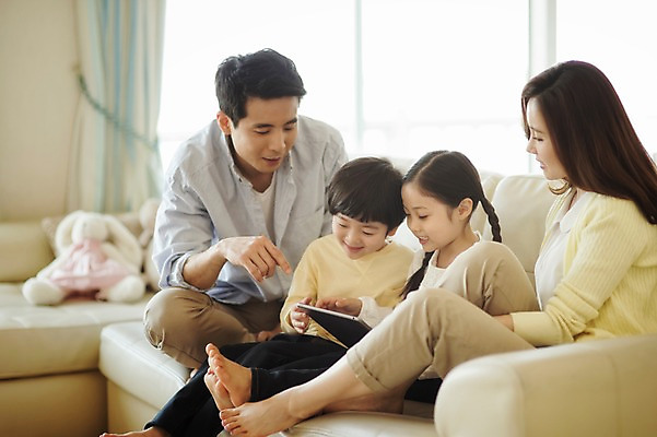 포토 JPG 전신 라이프스타일 여자 남자 딸 아들 어린이 거실 가족 모션 엄마 휴식 실내 남매 들기 사람 앉기 동양인 손짓 여러명 성인 옆모습 30대 소파 태블릿 화목 한국인 가족라이프 아빠 국내포토 뷰포인트 다수 컨셉 의자 관계 인종 내부 생활 장년 전자제품 스마트기기 파일형식