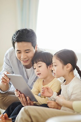포토 JPG 라이프스타일 여자 남자 딸 아들 어린이 거실 가족 모션 휴식 함께함 실내 남매 미소 들기 사람 앉기 동양인 상반신 성인 옆모습 세명 30대 소파 태블릿 화목 한국인 가족라이프 아빠 국내포토 뷰포인트 컨셉 의자 관계 표정 인종 내부 생활 장년 전자제품 스마트기기 파일형식 가구 생활용품 오브젝트