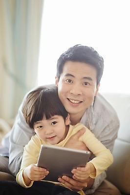 포토 JPG 라이프스타일 남자 아들 어린이 거실 가족 모션 휴식 함께함 실내 미소 들기 사람 앉기 동양인 상반신 성인 두명 앞모습 30대 소파 태블릿 화목 한국인 가족라이프 아빠 부자지간 남자만 국내포토 뷰포인트 컨셉 의자 관계 표정 인종 내부 생활 장년 전자제품 스마트기기 파일형식 가구 생활용품 오브젝트