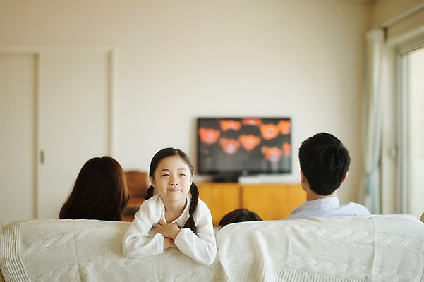 포토 JPG 라이프스타일 응시 여자 남자 딸 아들 어린이 거실 가족 모션 엄마 휴식 실내 남매 미소 사람 앉기 동양인 여러명 상반신 성인 앞모습 뒷모습 30대 소파 텔레비전 한국인 가족라이프 아빠 지루함 국내포토 시선 감정 뷰포인트 다수 컨셉 의자 관계 표정 인종 내부 생활 장년 전자제품 파일형식