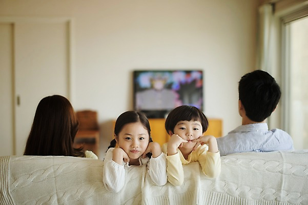 포토 JPG 라이프스타일 응시 여자 남자 딸 아들 어린이 거실 가족 모션 엄마 휴식 실내 남매 미소 사람 앉기 동양인 손짓 여러명 상반신 성인 앞모습 뒷모습 30대 소파 텔레비전 턱괴기 한국인 가족라이프 아빠 지루함 국내포토 시선 감정 뷰포인트 다수 컨셉 의자 관계 표정 인종 내부 생활 장년 전자제품 파일형식