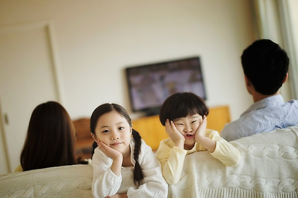 포토 JPG 라이프스타일 응시 여자 남자 딸 아들 어린이 거실 장난 가족 모션 엄마 휴식 실내 남매 미소 사람 앉기 동양인 손짓 여러명 상반신 성인 앞모습 뒷모습 30대 소파 텔레비전 턱괴기 한국인 가족라이프 아빠 지루함 국내포토 시선 감정 뷰포인트 다수 컨셉 의자 관계 표정 인종 내부 생활 장년 전자제품 파일형식