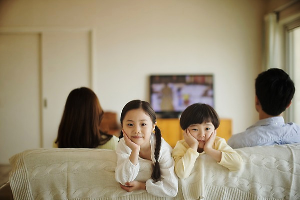 포토 JPG 라이프스타일 응시 여자 남자 딸 아들 어린이 거실 가족 모션 엄마 휴식 실내 남매 사람 앉기 동양인 여러명 상반신 성인 앞모습 뒷모습 30대 소파 텔레비전 턱괴기 한국인 가족라이프 아빠 지루함 국내포토 시선 감정 뷰포인트 다수 컨셉 의자 관계 인종 내부 생활 장년 전자제품 파일형식