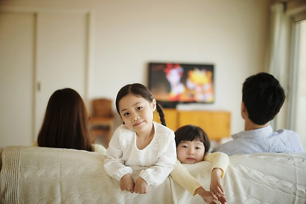 포토 JPG 라이프스타일 응시 여자 남자 딸 아들 어린이 거실 가족 모션 엄마 휴식 실내 남매 사람 동양인 여러명 상반신 성인 앞모습 뒷모습 30대 텔레비전 기댐 한국인 가족라이프 아빠 지루함 국내포토 시선 감정 뷰포인트 다수 컨셉 관계 인종 내부 생활 장년 전자제품 파일형식