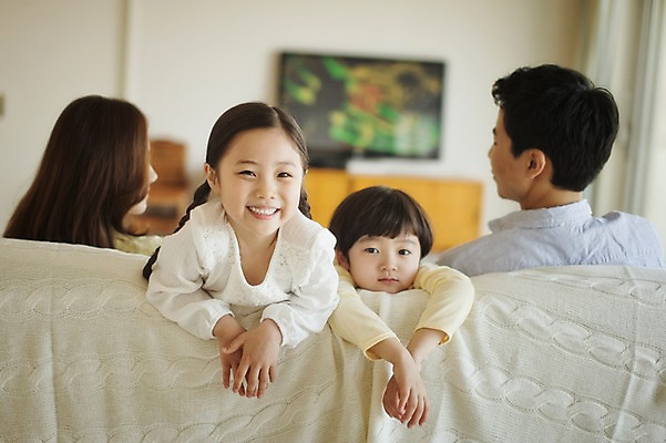 포토 JPG 라이프스타일 응시 여자 남자 딸 아들 어린이 거실 가족 모션 엄마 휴식 실내 남매 미소 사람 앉기 동양인 여러명 상반신 성인 앞모습 뒷모습 30대 소파 텔레비전 한국인 가족라이프 아빠 지루함 국내포토 시선 감정 뷰포인트 다수 컨셉 의자 관계 표정 인종 내부 생활 장년 전자제품 파일형식