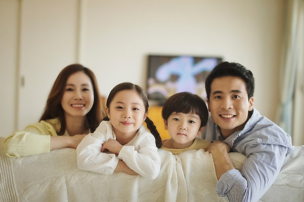 포토 JPG 라이프스타일 여자 남자 딸 아들 어린이 거실 가족 모션 엄마 휴식 실내 남매 미소 사람 앉기 동양인 여러명 상반신 성인 앞모습 30대 소파 팔짱 화목 한국인 가족라이프 아빠 국내포토 뷰포인트 다수 컨셉 의자 관계 표정 인종 내부 생활 장년 파일형식