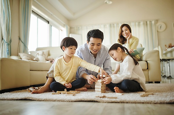 포토 JPG 전신 라이프스타일 여자 남자 딸 아들 어린이 거실 가족 모션 놀이 엄마 실내 남매 미소 사람 앉기 동양인 여러명 성인 앞모습 30대 소파 한국인 가족라이프 아빠 젠가 국내포토 뷰포인트 다수 의자 관계 표정 인종 내부 생활 장년 놀이용품 파일형식
