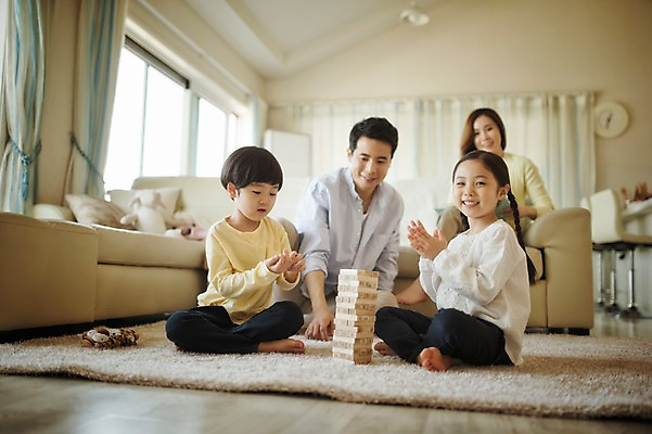 포토 JPG 전신 라이프스타일 여자 남자 딸 아들 어린이 쿠션 거실 가족 모션 놀이 엄마 실내 남매 미소 사람 앉기 동양인 여러명 성인 앞모습 30대 소파 한국인 가족라이프 아빠 젠가 국내포토 뷰포인트 다수 의자 관계 표정 인종 내부 생활 장년 놀이용품 파일형식