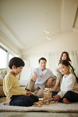 포토 JPG 라이프스타일 여자 남자 딸 아들 어린이 거실 가족 모션 놀이 엄마 실내 남매 미소 사람 앉기 동양인 여러명 상반신 성인 앞모습 옆모습 30대 소파 한국인 가족라이프 아빠 젠가 국내포토 뷰포인트 다수 의자 관계 표정 인종 내부 생활 장년 놀이용품 파일형식