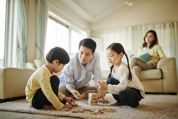 포토 JPG 전신 라이프스타일 여자 남자 딸 아들 어린이 거실 가족 모션 놀이 엄마 실내 남매 들기 사람 앉기 동양인 여러명 성인 앞모습 옆모습 30대 소파 한국인 가족라이프 아빠 젠가 국내포토 뷰포인트 다수 의자 관계 인종 내부 생활 장년 놀이용품 파일형식