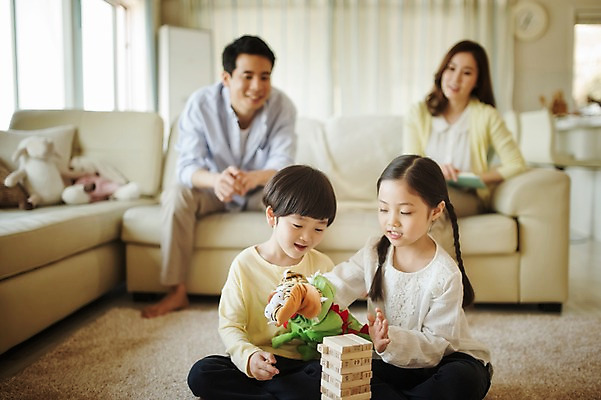 포토 JPG 전신 라이프스타일 여자 남자 딸 아들 어린이 인형 거실 가족 모션 놀이 엄마 실내 남매 사람 앉기 동양인 여러명 상반신 성인 앞모습 30대 소파 한국인 가족라이프 아빠 젠가 손인형 국내포토 뷰포인트 다수 의자 관계 인종 내부 생활 장년 놀이용품 파일형식